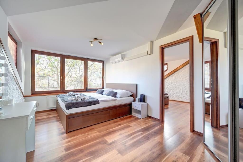 Apartamento Velky 3-Loznicovy Byt Praha 8 Karlin Exterior foto