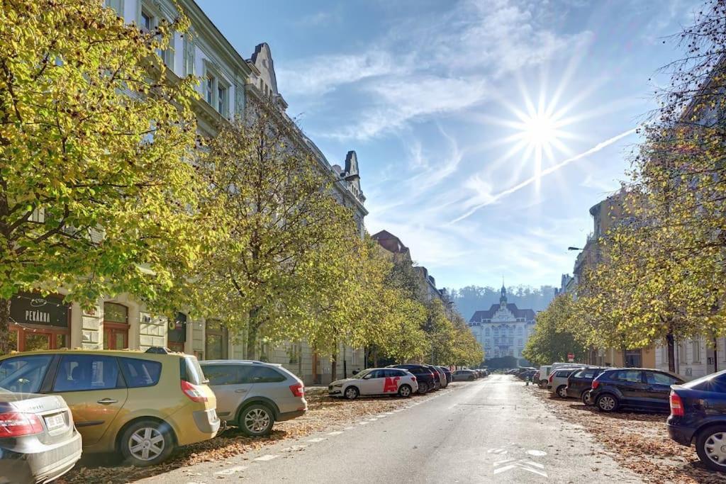 Apartamento Velky 3-Loznicovy Byt Praha 8 Karlin Exterior foto